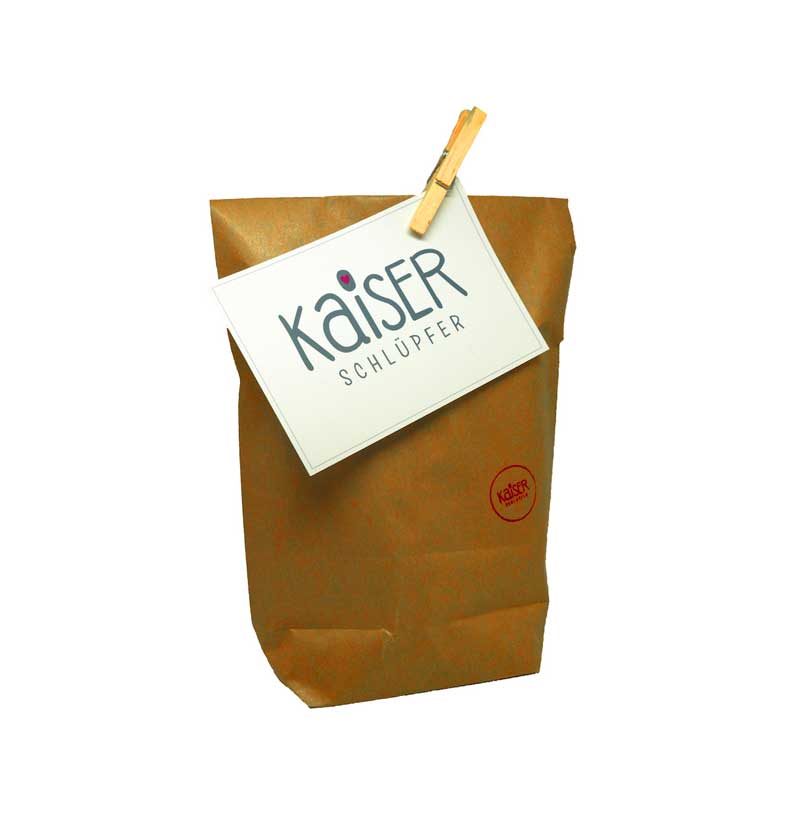 Papiertüte mit Kaiserschlüpfer-Postkarte und Wäscheklammer