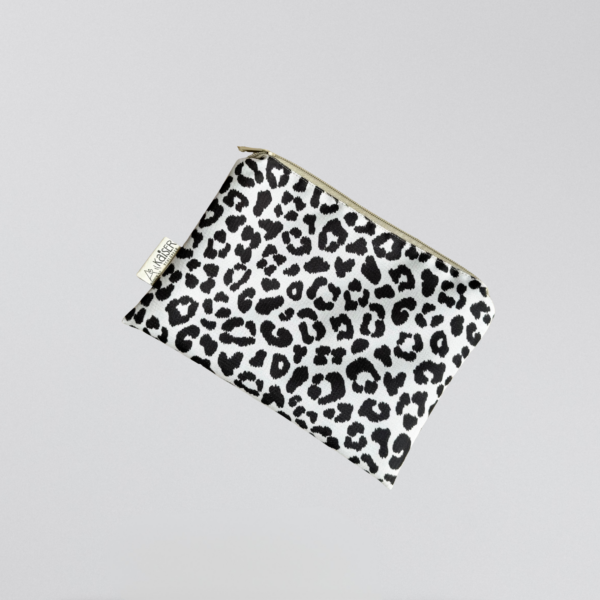 Ansicht der Nasstasche im Leoparden-Look